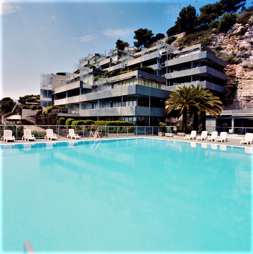 Centre de loisirs Pierre et Vacances : vue d'ensemble des bâtiments avec piscine au premier plan, depuis le sud.