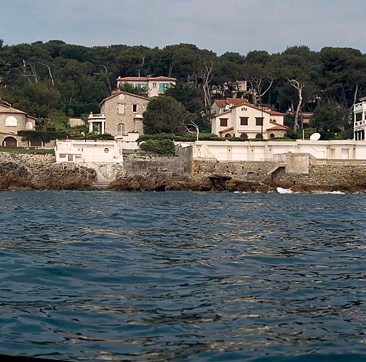 Vue de situation prise de la mer.