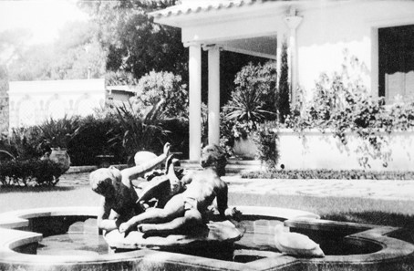 [Villa Rives Blanches au Cap d'Antibes. Le jardin. Bassin avec groupe sculpté devant la façade sud de la maison] [après 1970].