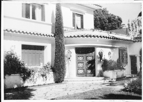 [Villa Rives Blanches au Cap d'Antibes. Vue partielle de la façade sud.] [après 1970].
