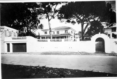 [Villa Rives Blanches au Cap d'Antibes. Vue d'ensemble prise de l'ouest depuis le boulevard] [après 1970].