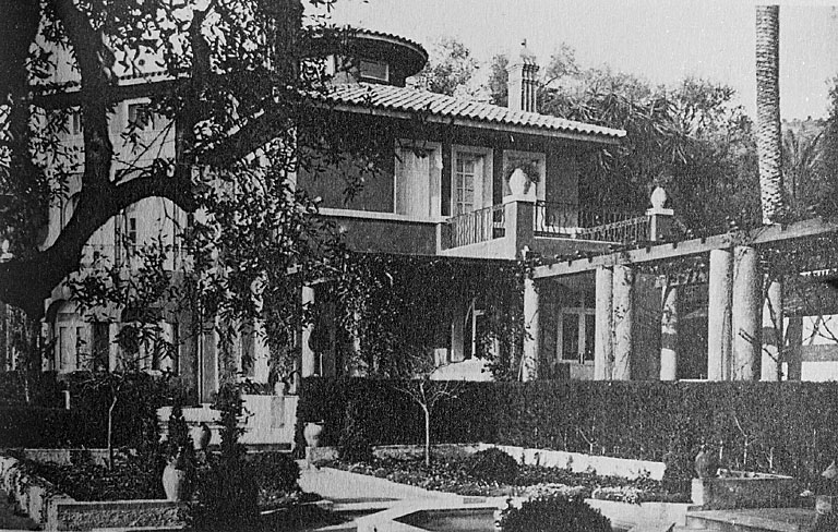 [Villa Isola Celesta. Vue de volume partielle prise du sud, depuis le jardin régulier.] 1929. Le parterre régulier D et la pergola E.