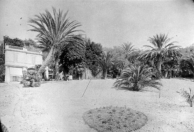 [Jardin d'Isola Bella. Entrée du jardin en cours d'aménagement. Départ de l'avenue d'accès à la maison. A gauche, la conciergerie.] 1906.