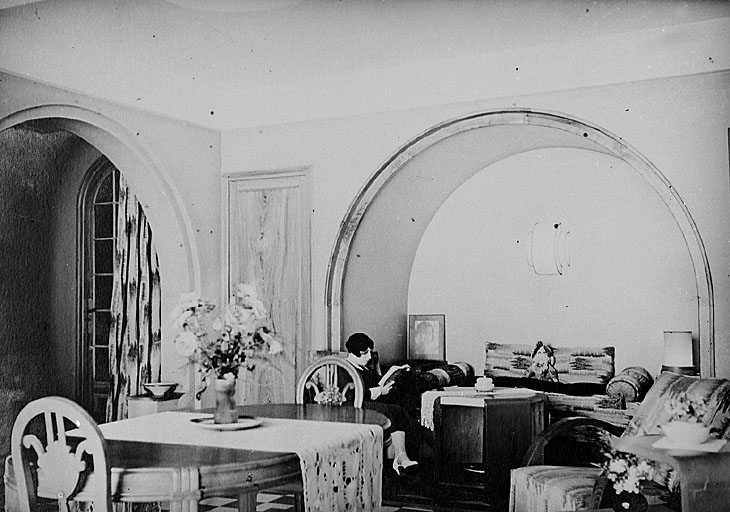 L'appartement du 3e étage.Le living-room. Vue partielle prise vers le nord avec une autre disposition du mobilier.
