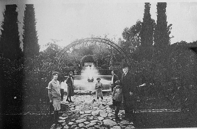 [Jardin de la villa Isola Celesta. Le jardin florentin C. Vue transversale avec des personnages (dont Lazare Weiller ?)] Vers 1928.