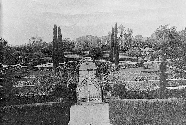[Jardin de la villa Isola Celesta. Le jardin florentin C. Vue axiale prise de l'escalier descendant du jardin régulier D.] 1929.