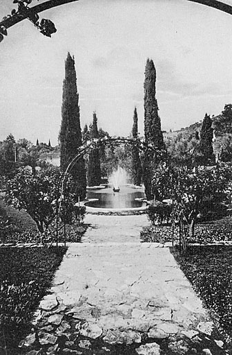 [Jardin de la villa Isola Celesta. Le jardin florentin C. Vue longitudinale.] 1929.