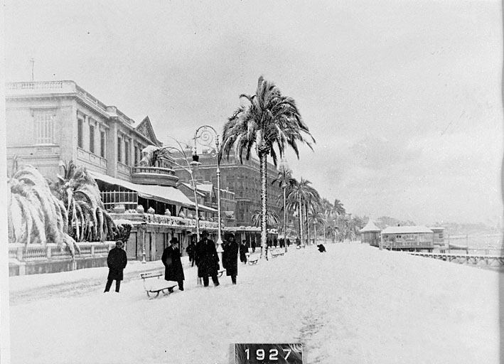 [Le Cercle nautique de Cannes. Vue de situation prise du sud-ouest sous la neige.] 1927