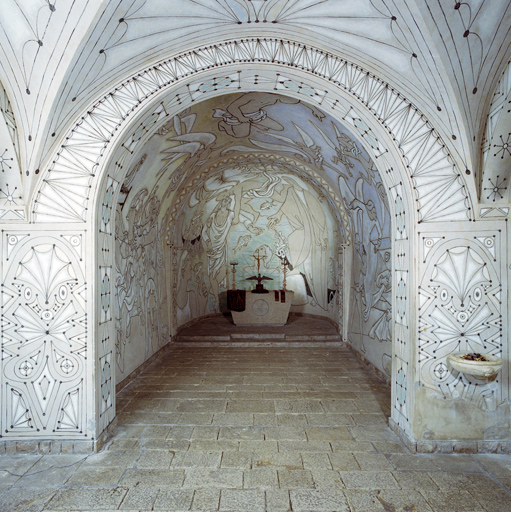 Vue d'ensemble de l'intérieur prise de la porte.