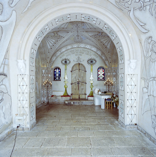 Vue d'ensemble du décor et du mobilier de la chapelle.