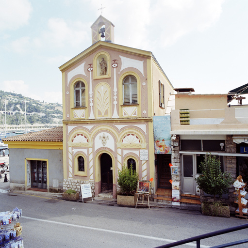 Vue de volume de la façade, prise du sud-ouest.