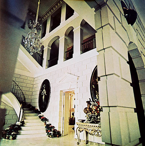 Le château rénové. La cage d'escalier. Vue du départ de l'escalier prise du vestibule.