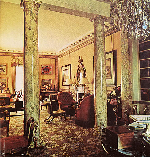 [Château de la Croix des Gardes après rénovation. La bibliothèque.], 1972.