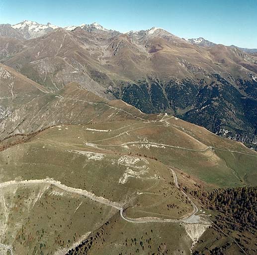 Massif de l'Authion. Vue aérienne de l'ouvrage de la Forca et du casernement de la Tête de l'Authion. A l'arrière plan, la redoute de la Pointe des trois communes. ; Vue aérienne de l'ouvrage de la Forca et du casernement de la Tête de l'Authion. A l'arrière plan, la redoute de la Pointe des trois communes.