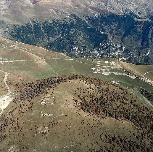 Vue aérienne de la redoute de Millefourches. A l'arrière plan la batterie de Plan Caval.