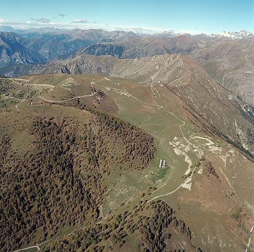 Vue aérienne des ouvrages de l'est. A gauche les redoutes de la Forca et de Millefourches, à l'arrière plan la redoute de la pointe des trois communes, à droite la batterie de Plan Caval et la vacherie de l'Authion.