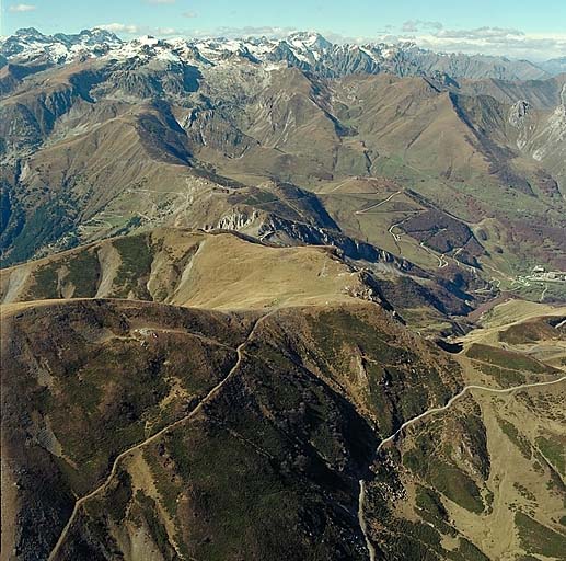 Vue aérienne du site du col de Tende, prise de l'ouest dans l'axe de la ligne de crête de la frontière franco-italienne actuelle. Au centre gauche, le fort Central.