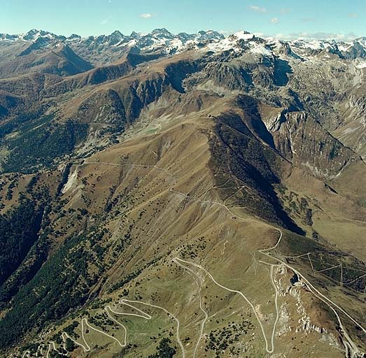 Vue aérienne de situation des batteries de la Marguerie et de Pernante, prise de l'ouest, dans l'axe de la ligne de crête de la frontière franco-italienne actuelle. Au centre sur la crête, Pernante ; à gauche en contre-bas, Marguerie.