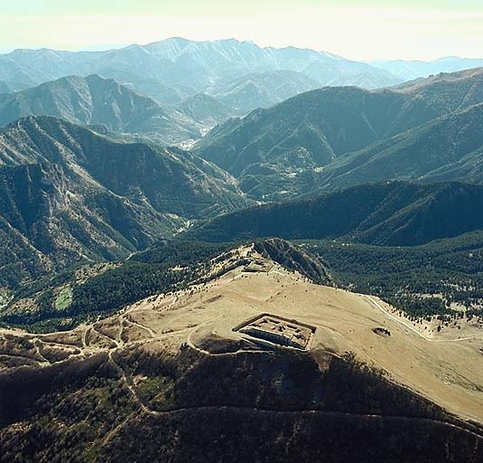 Vue aérienne de situation prise du nord : au premier plan, le fort Pernante, au second plan, le fort de la Marguerie.