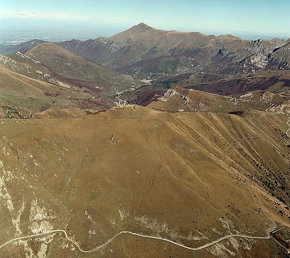 Vue aérienne de la ligne frontalière actuelle prise du sud. Au centre au bord de la crête, le fort Pernante. Au-delà l'Italie.