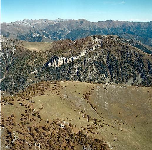 Vue aérienne des ouvrages d'infanterie n° 106 et 107, prise du sud-ouest.