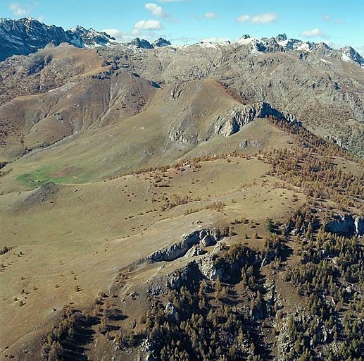 Vue aérienne des ouvrages d'infanterie n° 106 et 107, prise du sud-est.