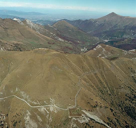 Vue aérienne, prise du sud, des batteries de Pernante ( sur la ligne de crête, au centre) et de la Marguerie (au premier plan).