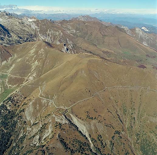 Vue aérienne, prise du sud-est, des batteries de Pernante (sur la crête) et de la Marguerie (à mi pente).