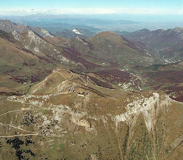 Vue aérienne du fort Central et des casernements à l'arrière plan, prise du sud.