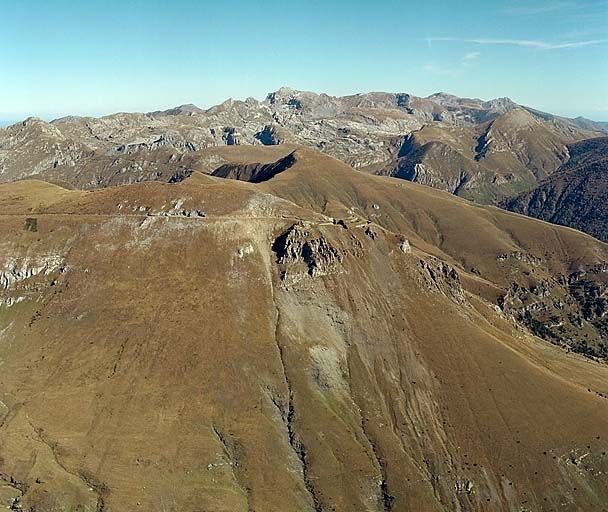 Vue aérienne de situation, prise du sud-ouest.