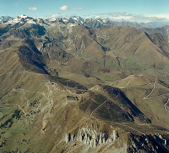 Vue aérienne du fort Central et du casernement central, prise de l'est.