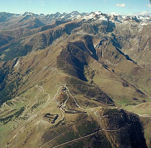 Vue aérienne du fort Central et du casernement central, prise de l'est.