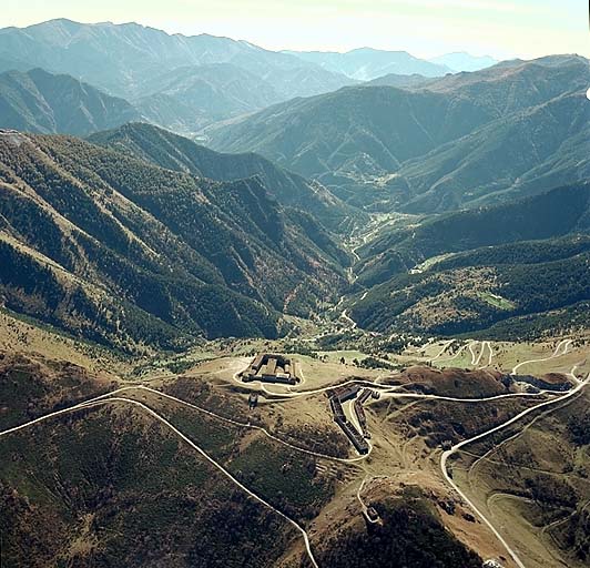 Vue aérienne du fort Central et des casernes, prise du nord.