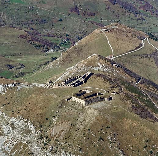 Vue aérienne de situation prise du sud-est. Au second plan, le casernement Central.