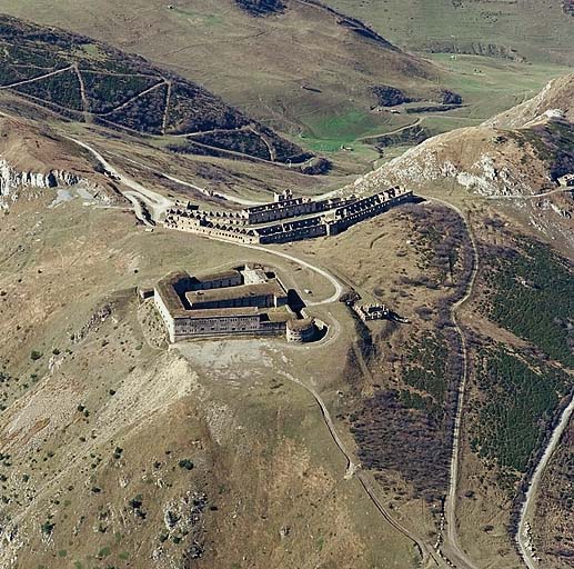 Vue aérienne de situation prise de l'est. Au premier plan, le fort Central.