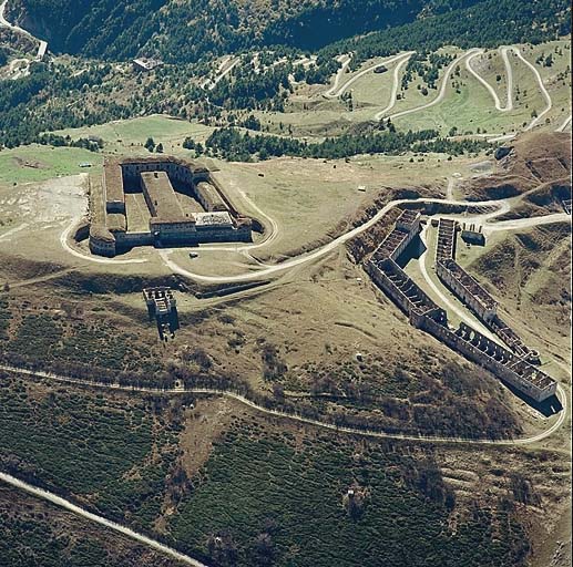 Vue aérienne rapprochée, prise du nord.