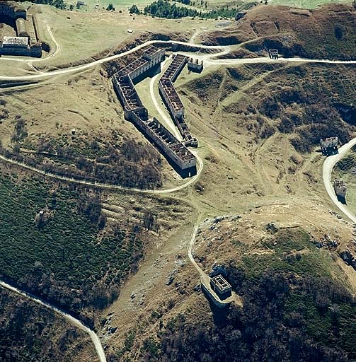 Vue aérienne rapprochée, prise du nord.