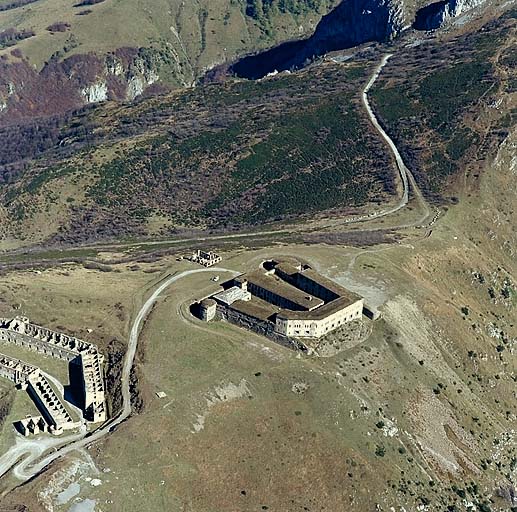 Vue aérienne rapprochée prise du sud-ouest.