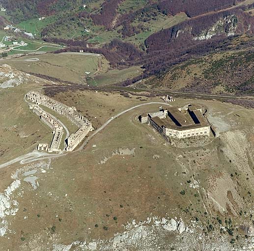 Vue aérienne de situation prise du sud. A droite, le fort Central.