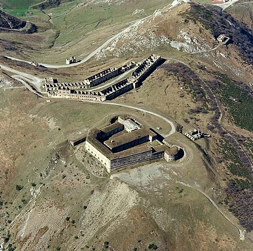 Vue aérienne rapprochée, prise du sud-est.