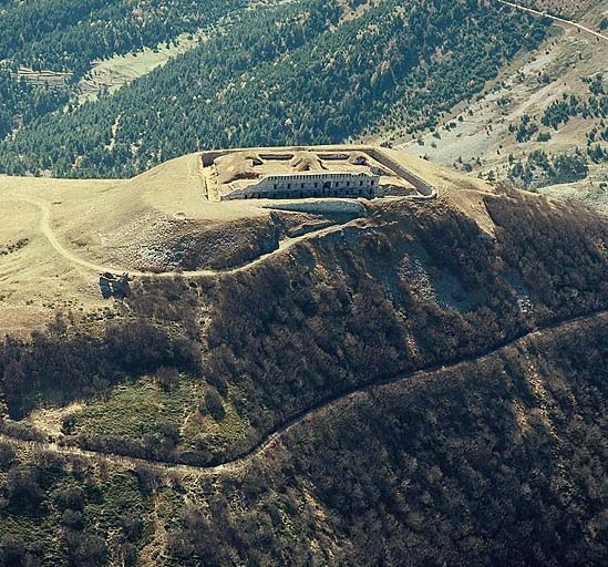 Vue aérienne de situation, prise du nord.