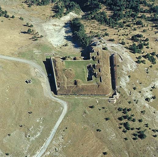 Vue aérienne, prise de l'ouest.