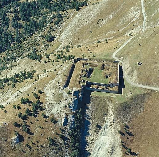 Vue aérienne, prise de l'est.