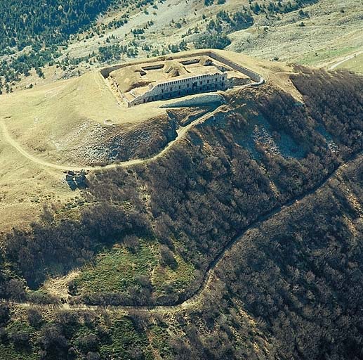 Vue aérienne rapprochée, prise du nord-est.