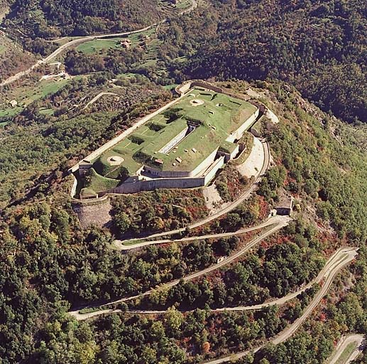 Sospel, fort du Barbonnet. ; Sospel. Fort du Barbonnet. ; Vue aérienne, prise du nord-ouest.