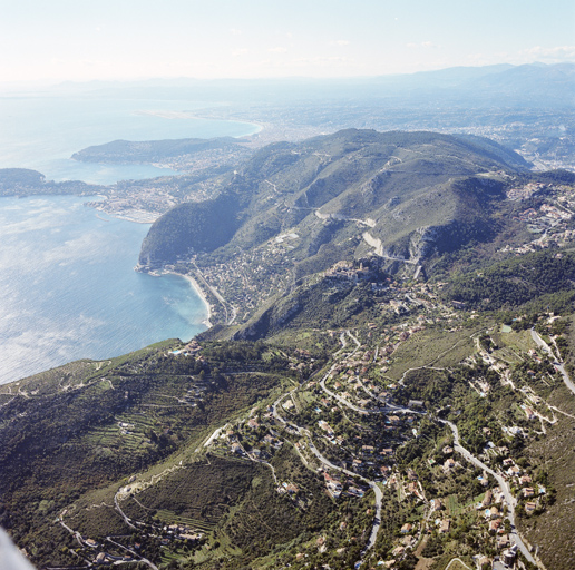 Eze-sur-Mer. Vue aérienne avec le village d'Eze au centre, et le quartier Mer d'Eze à l'arrière plan.