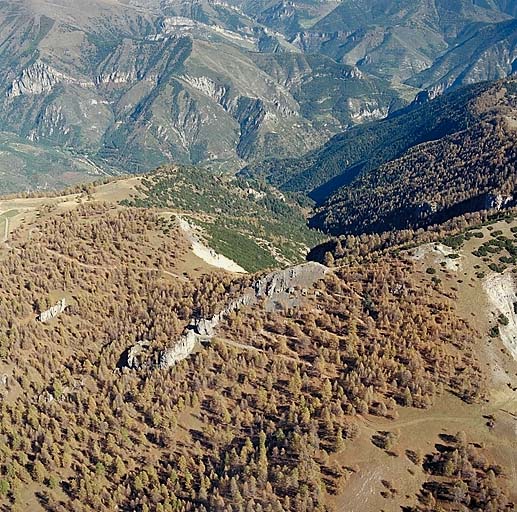 Vue aérienne de situation de la batterie et de l'observatoire du Mont Agnelino, prise du sud-ouest.