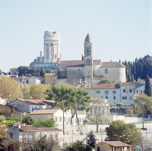 Vue de situation rapprochée, prise de l'ouest.