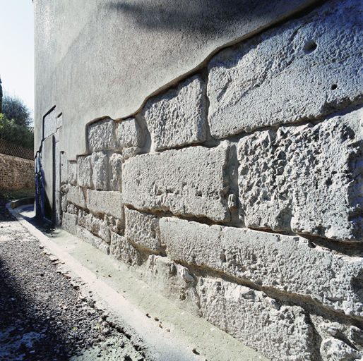 Vue des pierres provenant du trophée, en remploi à la base du mur ouest.