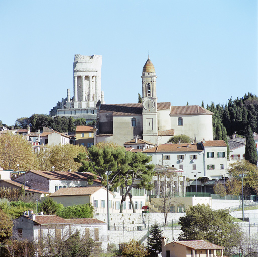 Vue de situation rapprochée, prise de l'ouest.